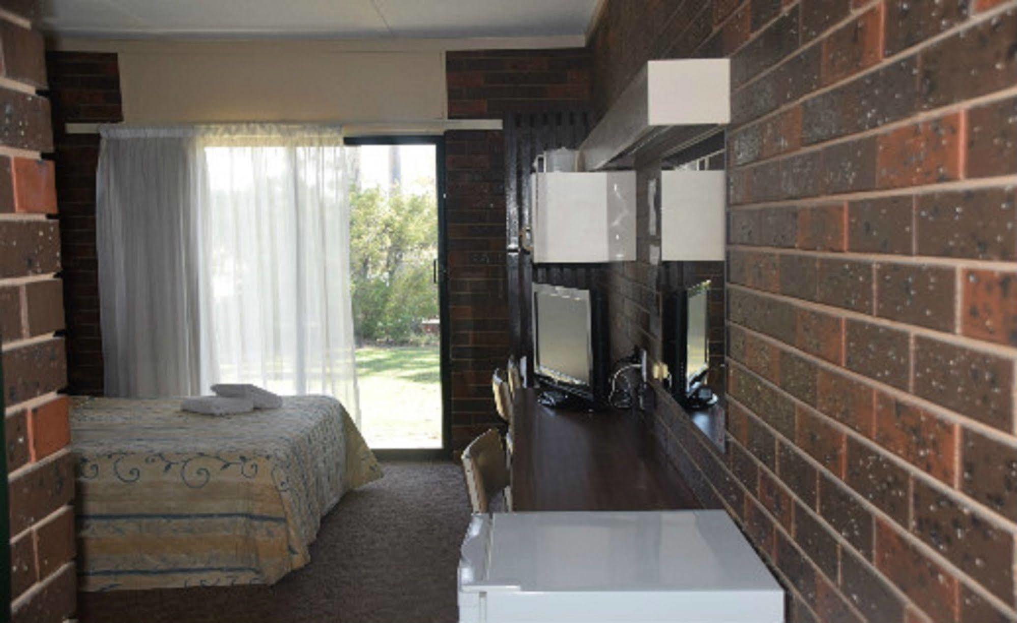 Riviana Motel 3*